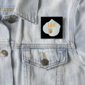 白いカラユリの花の裏庭の庭の写真 缶バッジ (インサイチュ)