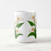 白いカラーの花束と緑の葉 コーヒーマグカップ (中央)
