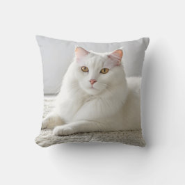 白いカーペットの上でポーズをとる白い猫 クッション
