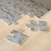 白いカーペットの上でポーズをとる白い猫 ジグソーパズル (側面)