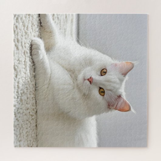 白いカーペットの上でポーズをとる白い猫 ジグソーパズル (横)