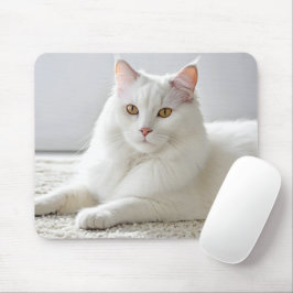 白いカーペットの上でポーズをとる白い猫 マウスパッド