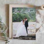 白いカーリースクリプトの愛と感謝してい写真の結婚種類 サンキューカード<br><div class="desc">写真サンキューカード | この感謝していカスタマイズ可能なサンキューカードで特別な日の一部として家族や友結婚人がいる。この写真サンキューカードは素朴なカーリースクリプトを特徴としている。詳細を追加してパーソナライズこの写真の結婚サンキューカードは他のカードの在庫で入手できる。一致するアイテムが使用可能。</div>