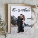 白いカーリースクリプトの愛と感謝してい写真の結婚種類 サンキューカード<br><div class="desc">写真サンキューカード | この感謝していカスタマイズ可能なサンキューカードで特別な日の一部として家族や友結婚人がいる。この写真サンキューカードは素朴なカーリースクリプトを特徴としている。詳細を追加してパーソナライズこの写真の結婚サンキューカードは他のカードの在庫で入手できる。一致するアイテムが使用可能。</div>