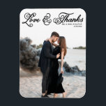 白いカーリースクリプトの愛と感謝してい写真の結婚種類 マグネット<br><div class="desc">祝感謝していカスタマイズ可能な写真で愛と感謝の意を結婚表現できる！このユニーク記念の品は、愛する人に特別な日を思い出させ表現るのに最適ですが、思い出に感謝してい残る方法で。この写真サンキューカードは素朴なカーリースクリプトを特徴としている。詳細を追加してパーソナライズこの写真結婚のマ感謝していグネットは他の色やカードストックで利用できる。感謝のノートを写真のパーソナライズされたあなたのマ結婚グネットと思い出感謝していせるよ。今日あなたの愛する人々に冷蔵庫のために到達するたびに特別な日の喜びを覚えさせなさい！</div>