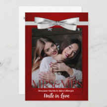 白いガウンで赤い結婚二枚