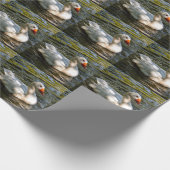 白いガチョウが水の上で泳いでいる ラッピングペーパー (角)