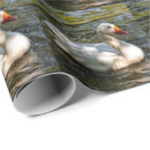 白いガチョウが水の上で泳いでいる ラッピングペーパー (ロールコーナー)