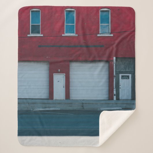 白いガレージのドアが昼間に閉められる シェルパブランケット (正面)