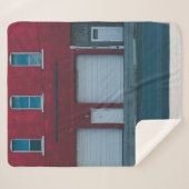 白いガレージのドアが昼間に閉められる シェルパブランケット (正面(横))