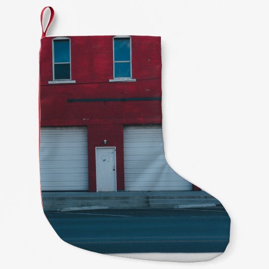 白いガレージのドアが昼間に閉められる スモールクリスマスストッキング (正面)