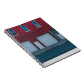 白いガレージのドアが昼間に閉められる ノートブック (右側)