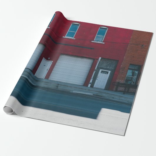 白いガレージのドアが昼間に閉められる ラッピングペーパー (アンロールド)