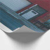 白いガレージのドアが昼間に閉められる ラッピングペーパー (角)