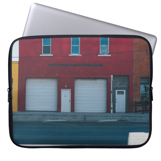 白いガレージのドアが昼間に閉められる ラップトップスリーブ (正面)