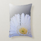 白いガーベラフラワー、カスタマイズ可能 アクセントクッション (正面(垂直))