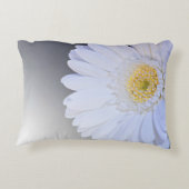 白いガーベラフラワー、カスタマイズ可能 アクセントクッション (裏面)
