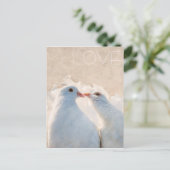 白いキスをする鳩 – 愛のカスタマイズ可能 ポストカード (スタンド正面)