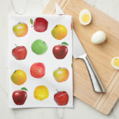 白いキッカラフルチンタオルに乗ったナチュラルリンゴ キッチンタオル (四つ折り)