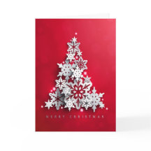 白いクリスマスの木とのクリスマスの休日の赤