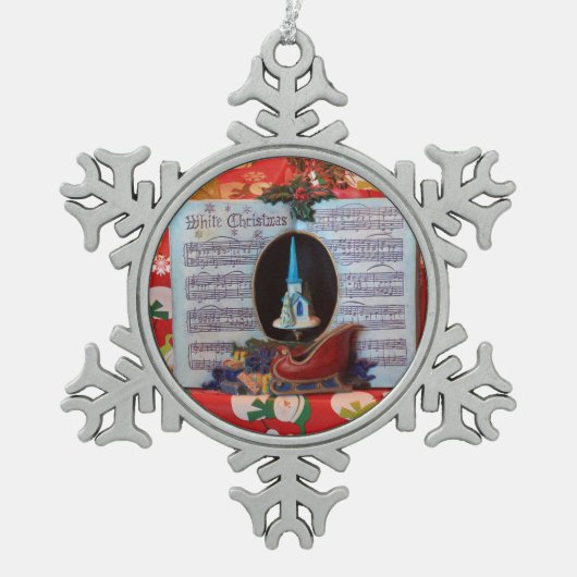 白いクリスマスオルゴールが閉まっている スノーフレークピューターオーナメント (正面)