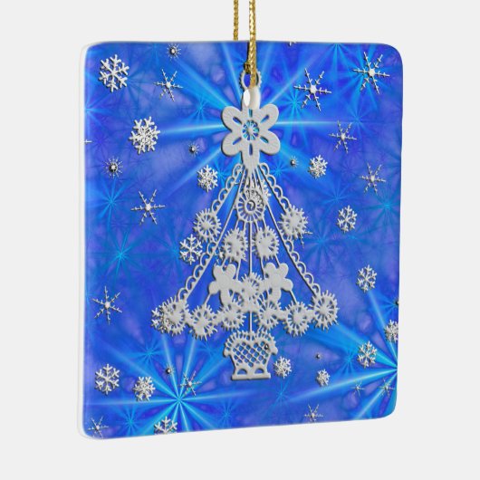 白いクリスマスツリーが青の上を雪 セラミックオーナメント (右)