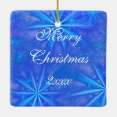 白いクリスマスツリーが青の上を雪 セラミックオーナメント (裏面)