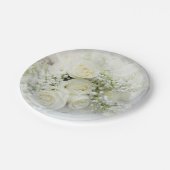 白いクリーム色のバラ、ベビーの呼吸花 ペーパープレート (アングル)