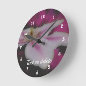 白いクレマチスの花パーソナライズされた ラウンド壁時計 (傾斜)