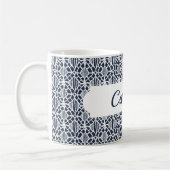 白いクロチェットレース模様の海軍 コーヒーマグカップ (左)