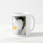 白いクロッカスの花 コーヒーマグカップ (正面右)