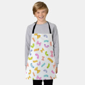 白いクール上におもしろいのマカロニカラフル模様 エプロン (着用した状態)