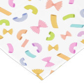 白いクール上におもしろいのマカロニカラフル模様 ショートテーブルランナー (コーナー)