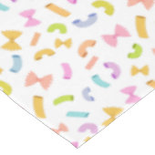 白いクール上におもしろいのマカロニカラフル模様 テーブルクロス (アングル)