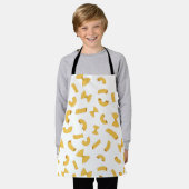 白いクール上におもしろいパスタのマカロニ模様 エプロン (着用した状態)