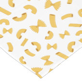 白いクール上におもしろいパスタのマカロニ模様 ショートテーブルランナー (コーナー)