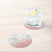 白いグラデーション大理石の上にバラ金ゴールドモノグラム ラウンドペーパーコースター (インサイチュ)