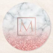 白いグラデーション大理石の上にバラ金ゴールドモノグラム ラウンドペーパーコースター (正面)