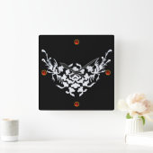 白いグリフィンと花、赤いルビージェムストーン スクエア壁時計 (ホーム)