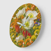 白いケシのまわりにがカラフル花を育てる ラージ壁時計 (傾斜)