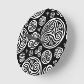 白いケルトのトリスケルを黒に ラウンド壁時計 (傾斜)