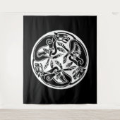 白いケルトの犬が黒に タペストリー (正面)