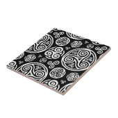 白いケルト色のトリスケル（黒） タイル (側面)