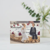 白いケーキに乗るかわいい新婦と新郎 案内ポストカード (スタンド正面)