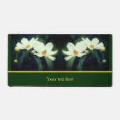 白いコスモスの花とハチパーソナライズされた デスクマット (正面)