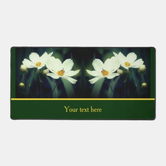 白いコスモスの花とハチパーソナライズされた デスクマット (正面)