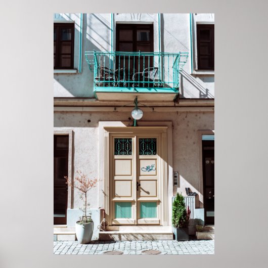 白いコンクリートの上の茶色の木製のドア建物 ポスター (正面)