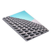 白いコンクリート建物と棚地 ノートブック (右側)