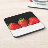 白いコースタクナの上に黒のイチゴ コースター (左側)