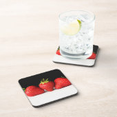 白いコースタクナの上に黒のイチゴ コースター (右側)